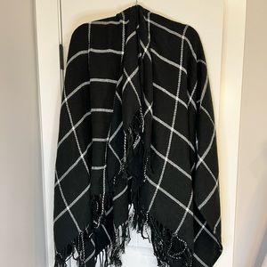 Beautiful, soft, black and white poncho.